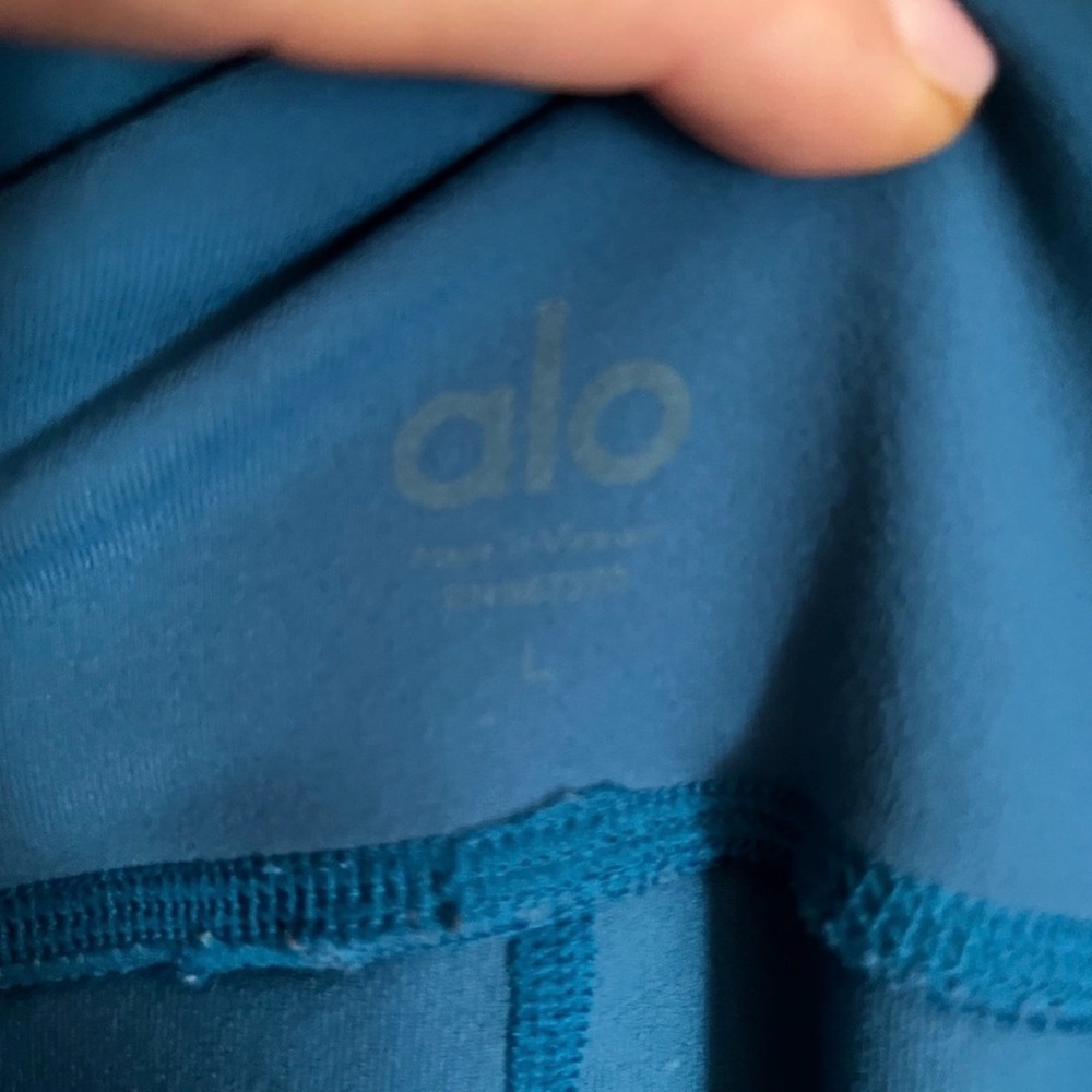 Alo Yoga Peacock Blue Leggings With details on back of the legs size Large EUC - Picture 5 of 7